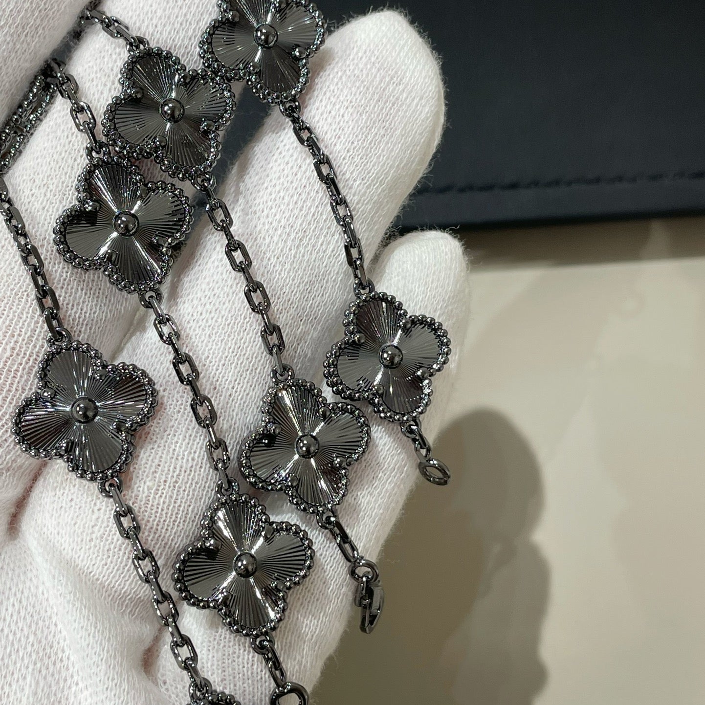 [Lumi]Neues schwarzes Armband mit Kleeblattmotiv (5 Motive)