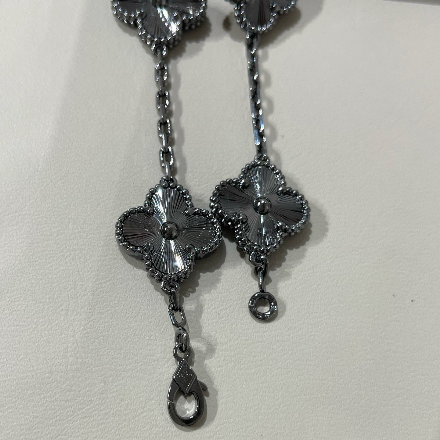 [Lumi]Neues schwarzes Armband mit Kleeblattmotiv (5 Motive)