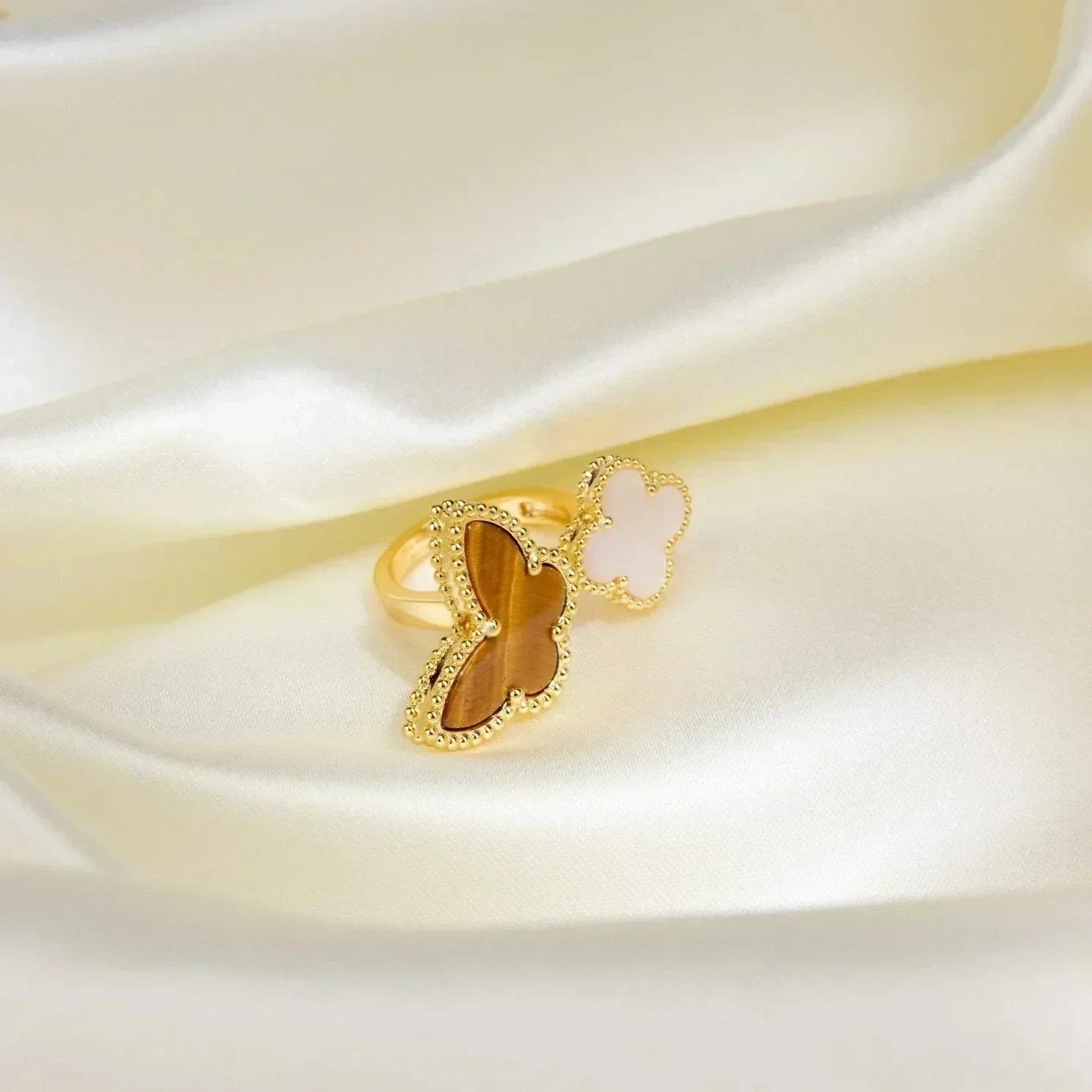¡®Lumi¡¯GUCKY BETWEEN THE FINGER RING