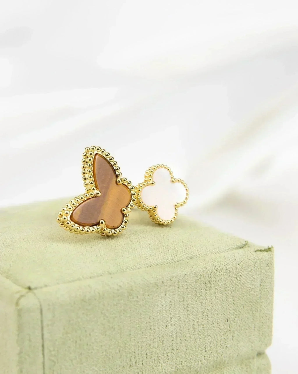 ¡®Lumi¡¯GUCKY BETWEEN THE FINGER RING
