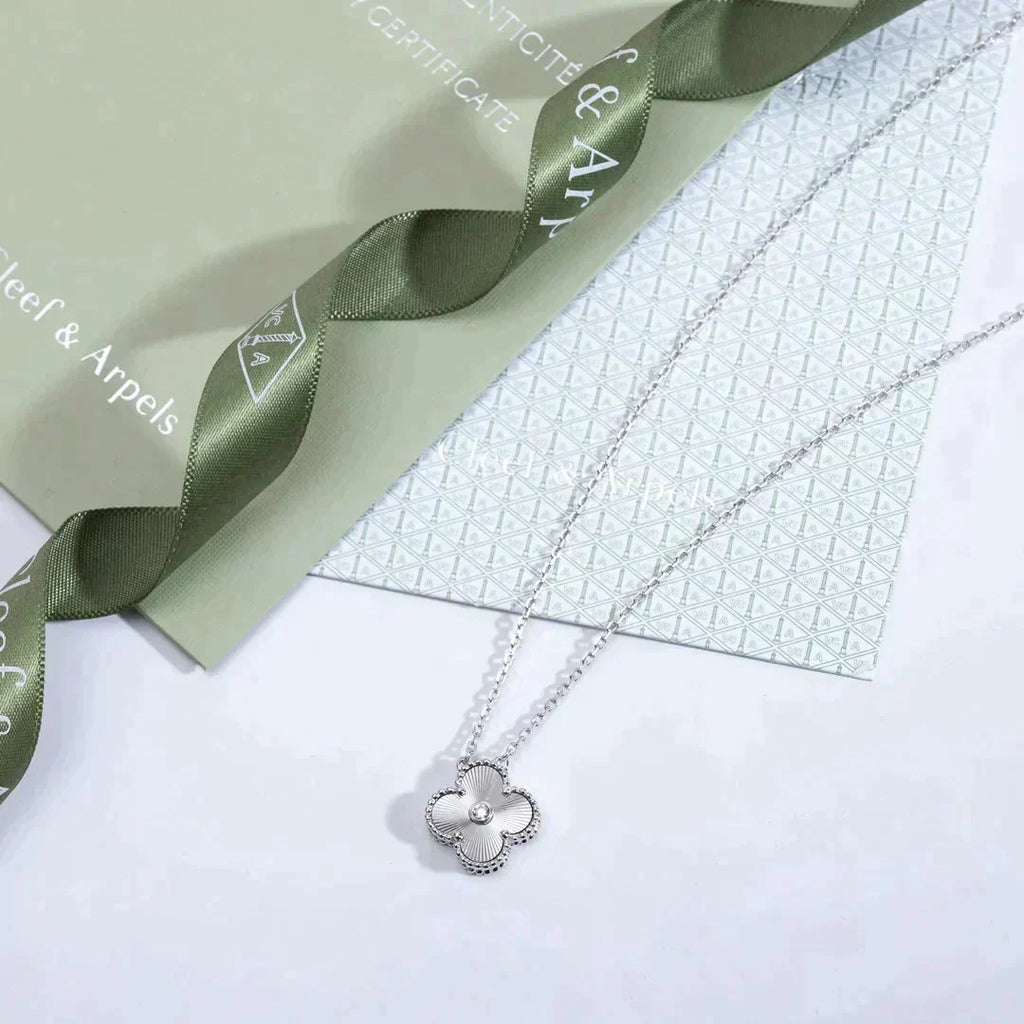 ¡®Lumi¡¯CLOVER  15MM DIAMOND LASER NECKLACE SILVER