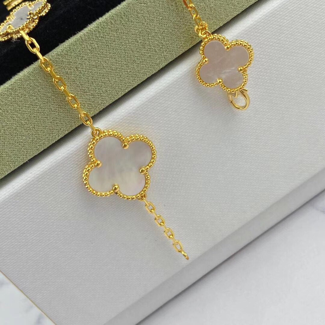 Lumi® Magisches Kleeblatt-Armband mit Moppmotiven in Gold, 5 Motive