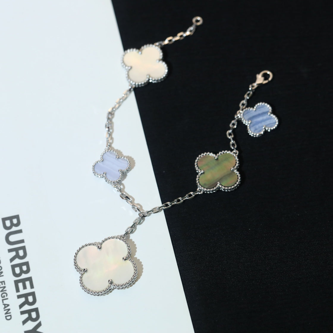 Lumi® Kleeblatt-Armband mit 5 Motiven, Perlmutt, Chalcedon, Silber 