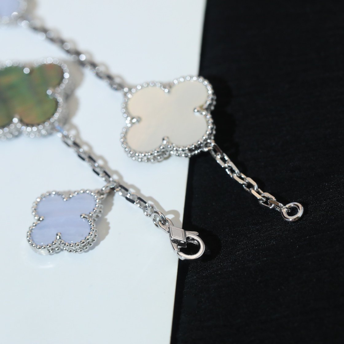 Lumi® Kleeblatt-Armband mit 5 Motiven, Perlmutt, Chalcedon, Silber 