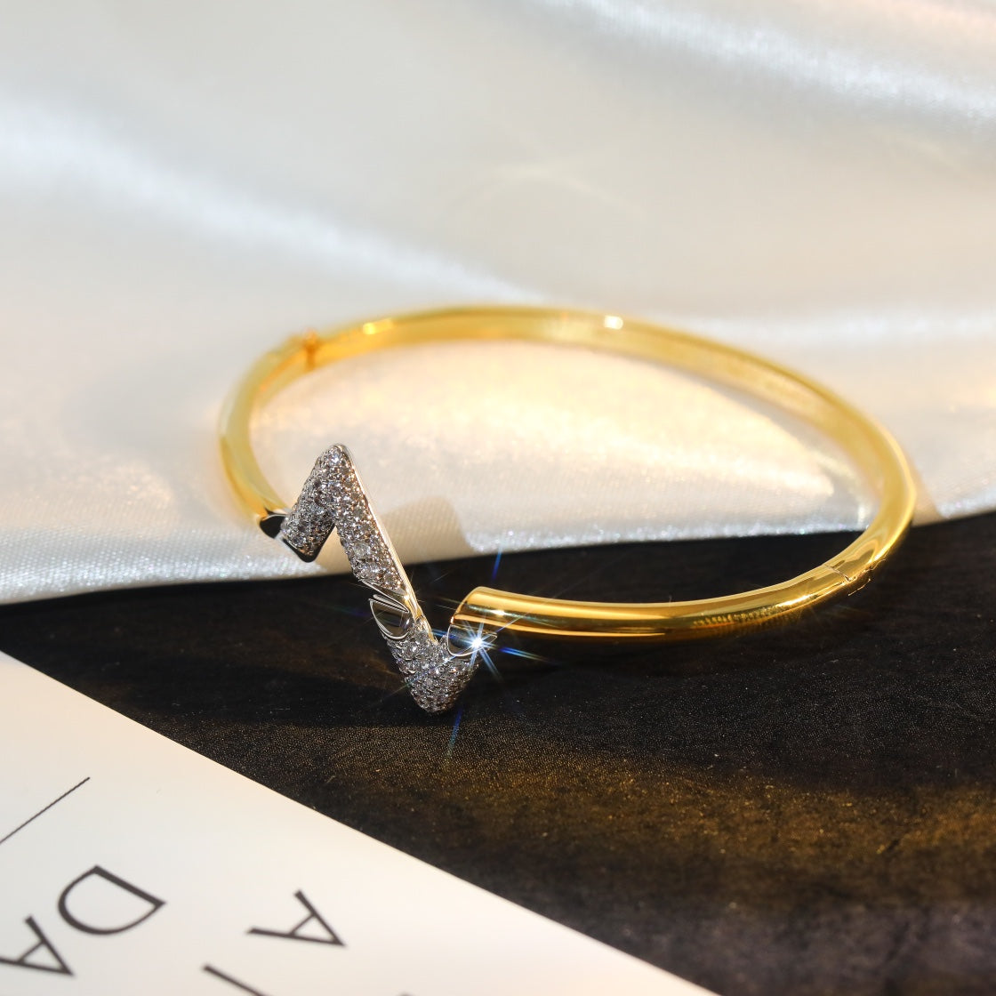¡®Lumi¡¯VOLTE UPSITE DOWN GOLD DIAMOND BRACELET