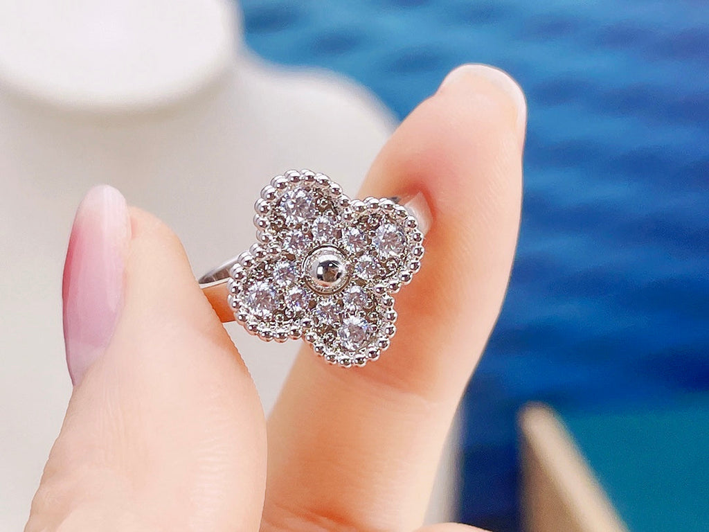 Lumi® CLOVER DIAMOND RING