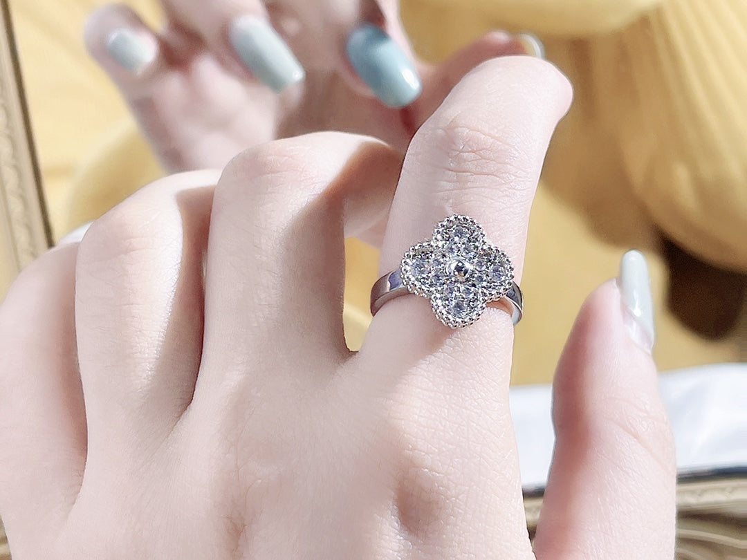 Lumi® CLOVER DIAMOND RING