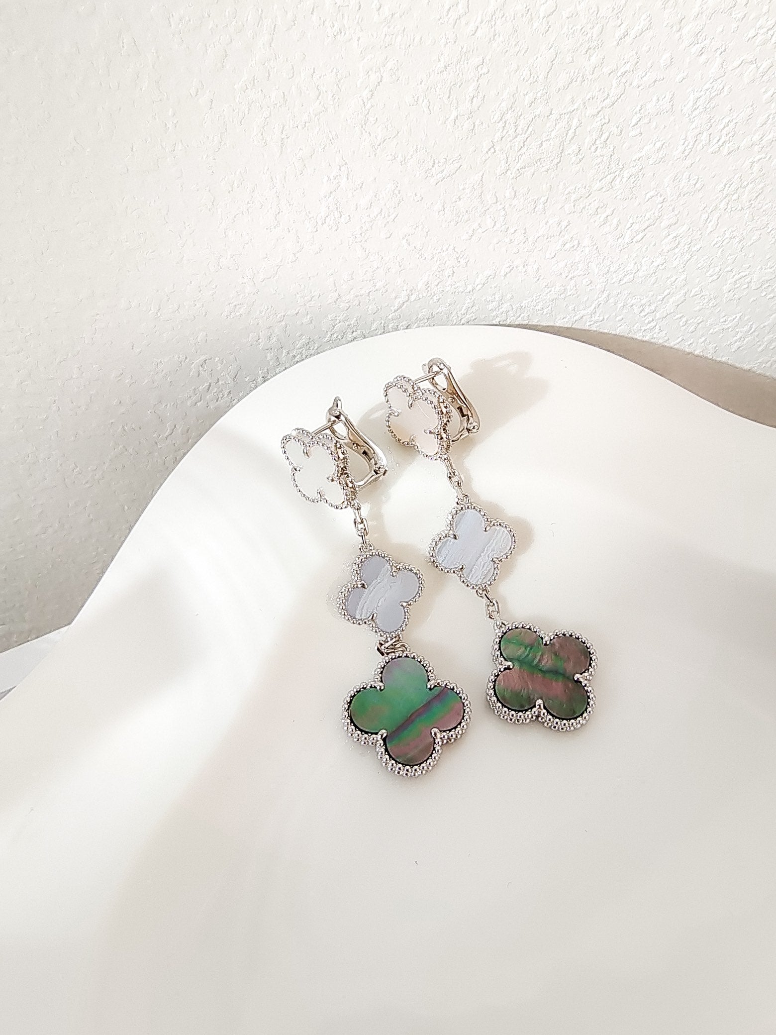 Lumi® CLOVER 3 MOTIFS CHALCEDONY DARK MOP SILVER EARRINGS