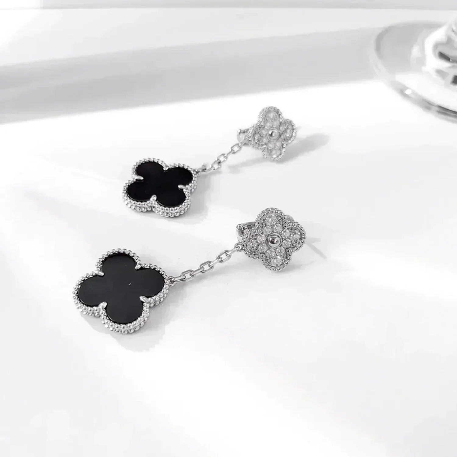 Lumi® Ohrringe mit Kleeblattmotiven, Diamant und Onyx, Silber