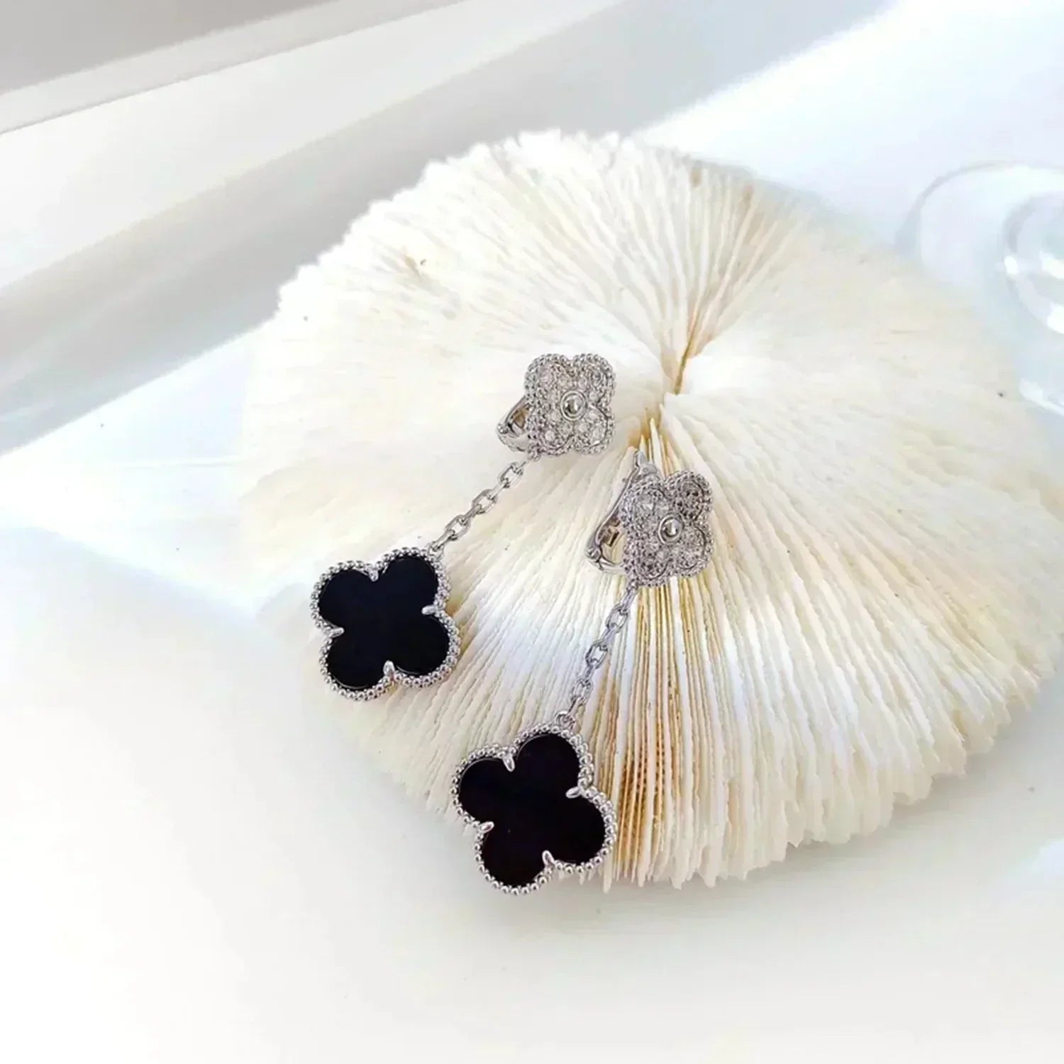 Lumi® Ohrringe mit Kleeblattmotiven, Diamant und Onyx, Silber