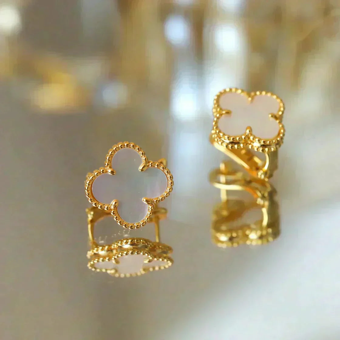 ¡®Lumi¡¯CLOVER MEDIUM 1 MOTIFS  WHITE MOP STUD EARRINGS