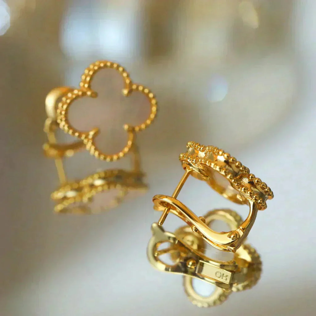 Lumi® CLOVER MEDIUM 1 MOTIFS WHITE MOP STUD EARRINGS