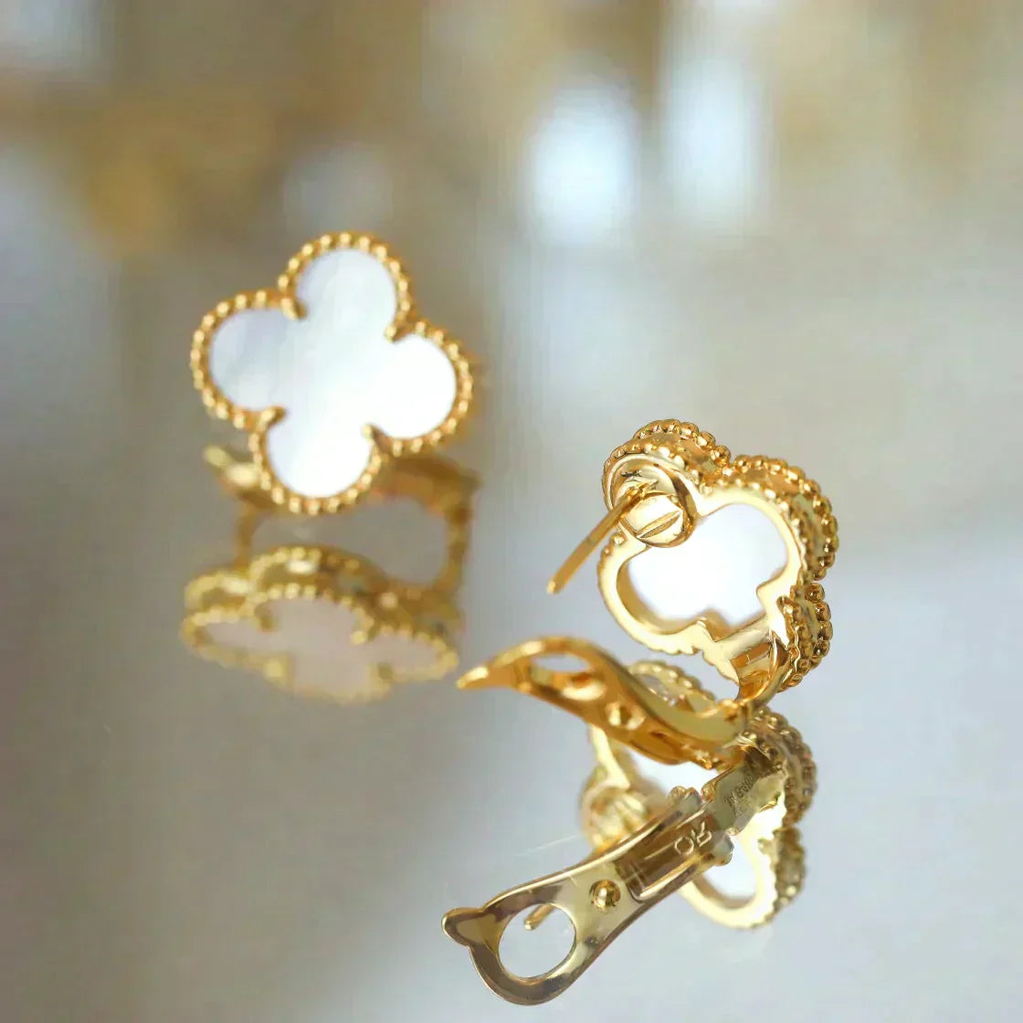 Lumi® CLOVER MEDIUM 1 MOTIFS WHITE MOP STUD EARRINGS
