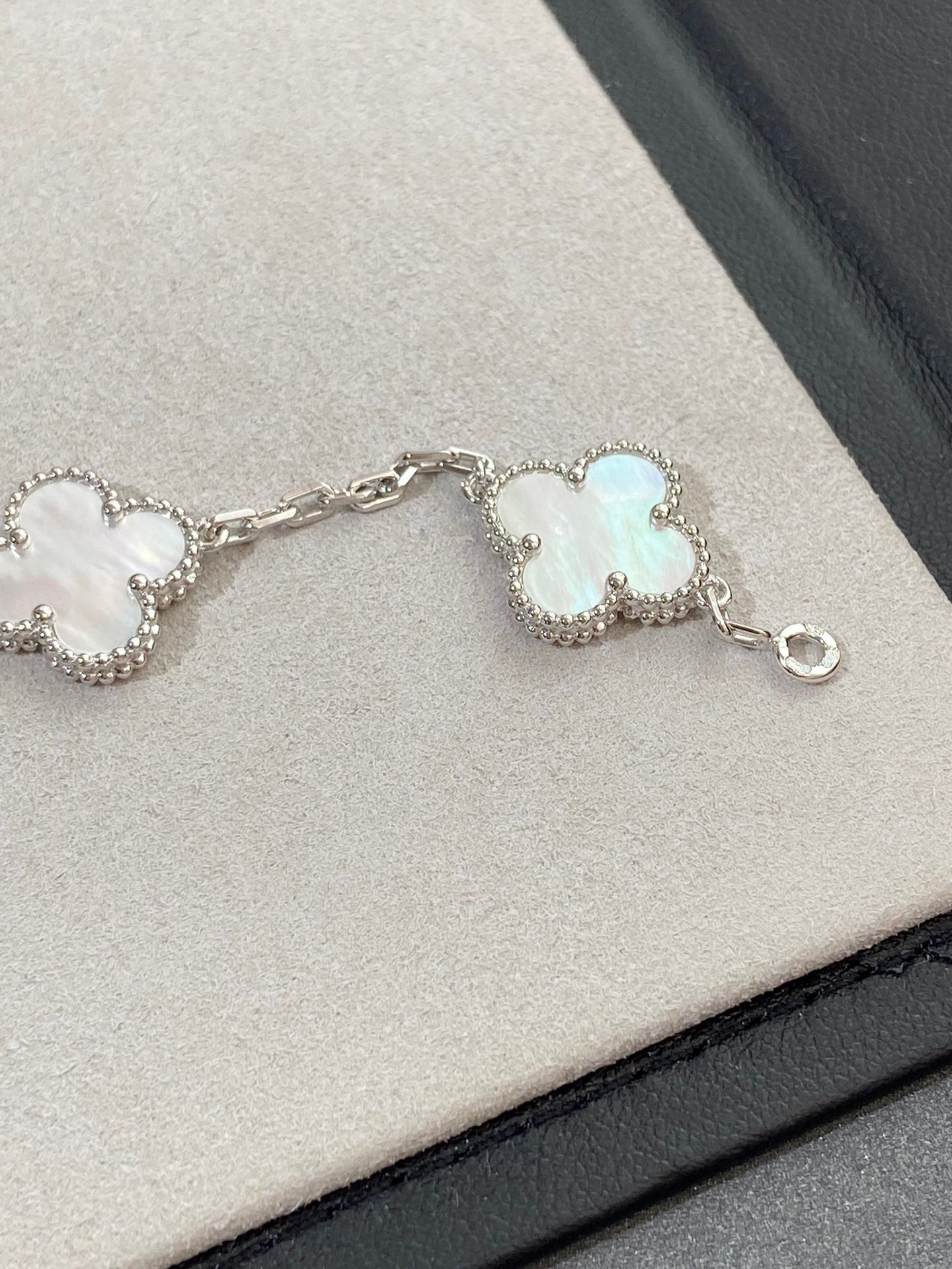 [Lumi jewelry]CLOVER WHITE PEARL MOP 5 MOTIF BRACELET COLLECTION