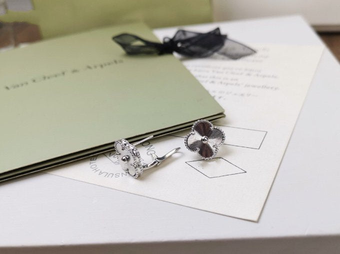 ¡®Lumi¡¯CLOVER MEDIUM STUD EARRINGS