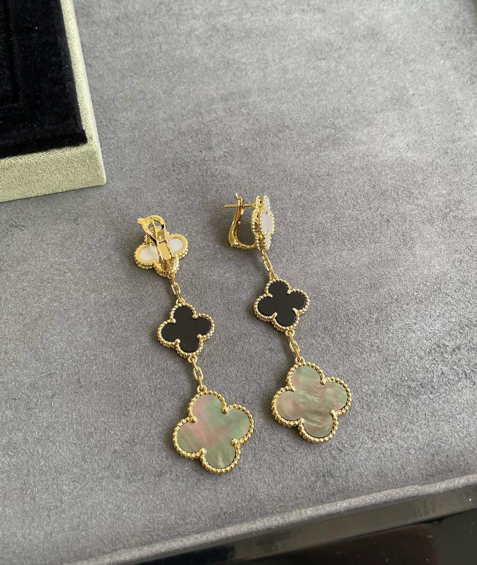 ¡®Lumi¡¯CLOVER 3 MOTIF MOP ONYX DARK MOP PINK GOLD EARRINGS