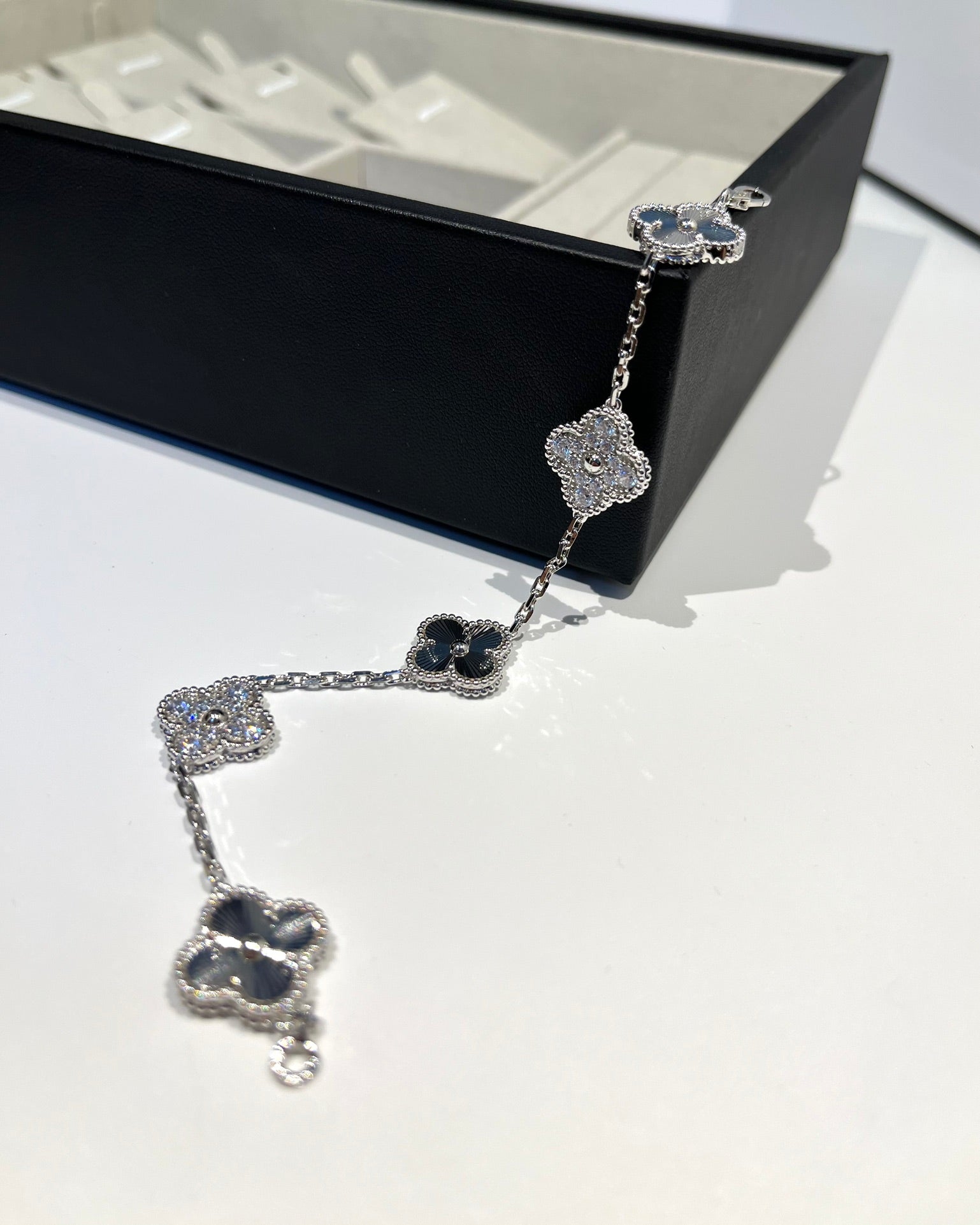 [Lumi jewelry] CLOVER 5 MOTIF LASER BRACELET COLLECTION