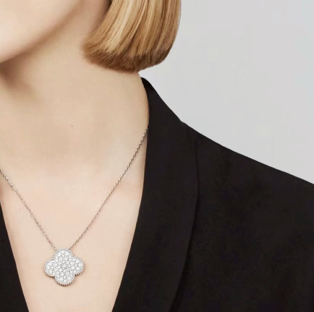 ¡®Lumi¡¯CLOVER 25MM LARGE PENDANT DIAMOND PAVED SILVER NECKLACE