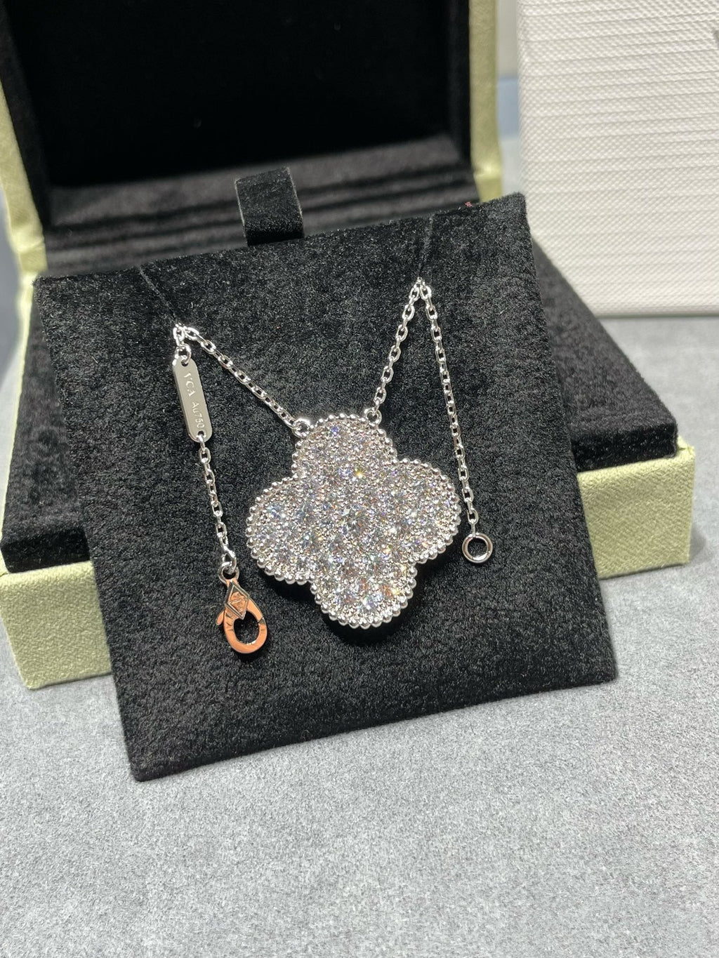 ¡®Lumi¡¯CLOVER 25MM LARGE PENDANT DIAMOND PAVED SILVER NECKLACE