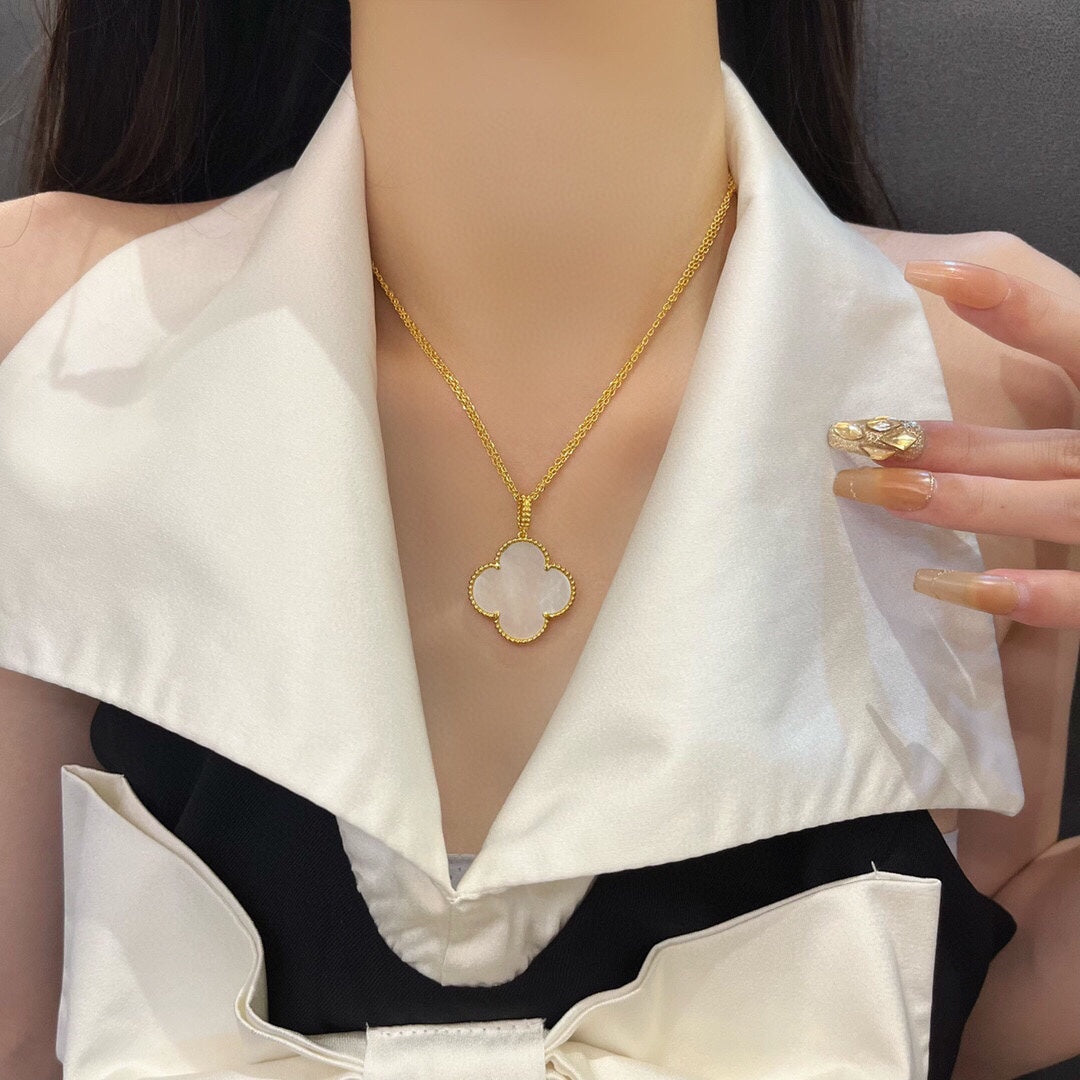 ¡®Lumi¡¯CLOVER 25MM MOP LARGE PENDANT NECKLACE