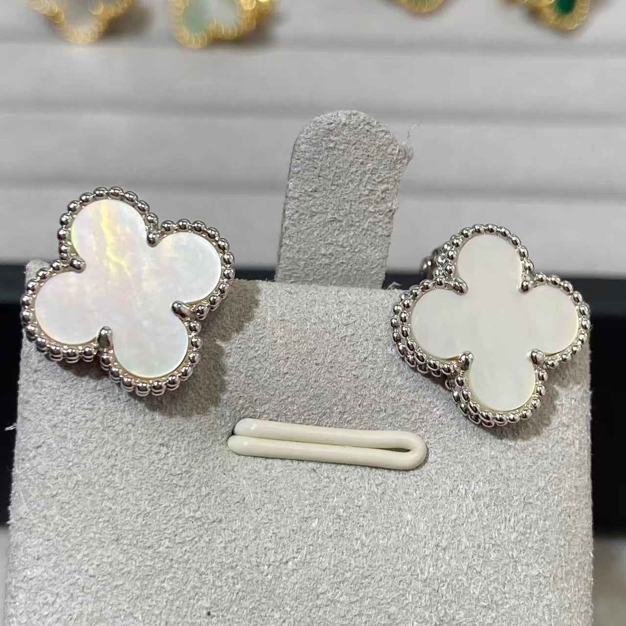 [Imperial] CLOVER LARGE (20mm) 1 モチーフ ホワイトマザーオブパール スタッドピアス