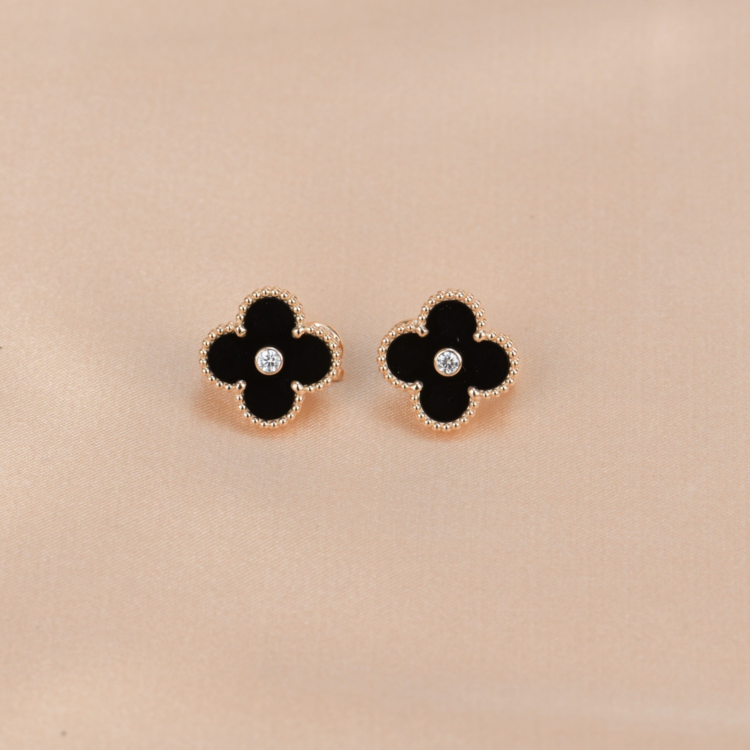 Lumi® CLOVER MEDIUM 1 MOTIFS ONYX DIAMOND EARRINGS
