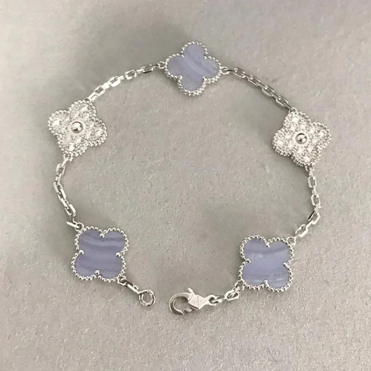 [Lumi] Neue Armbandkollektion „Clover 5 Motif“ aus lila Chalkedonier