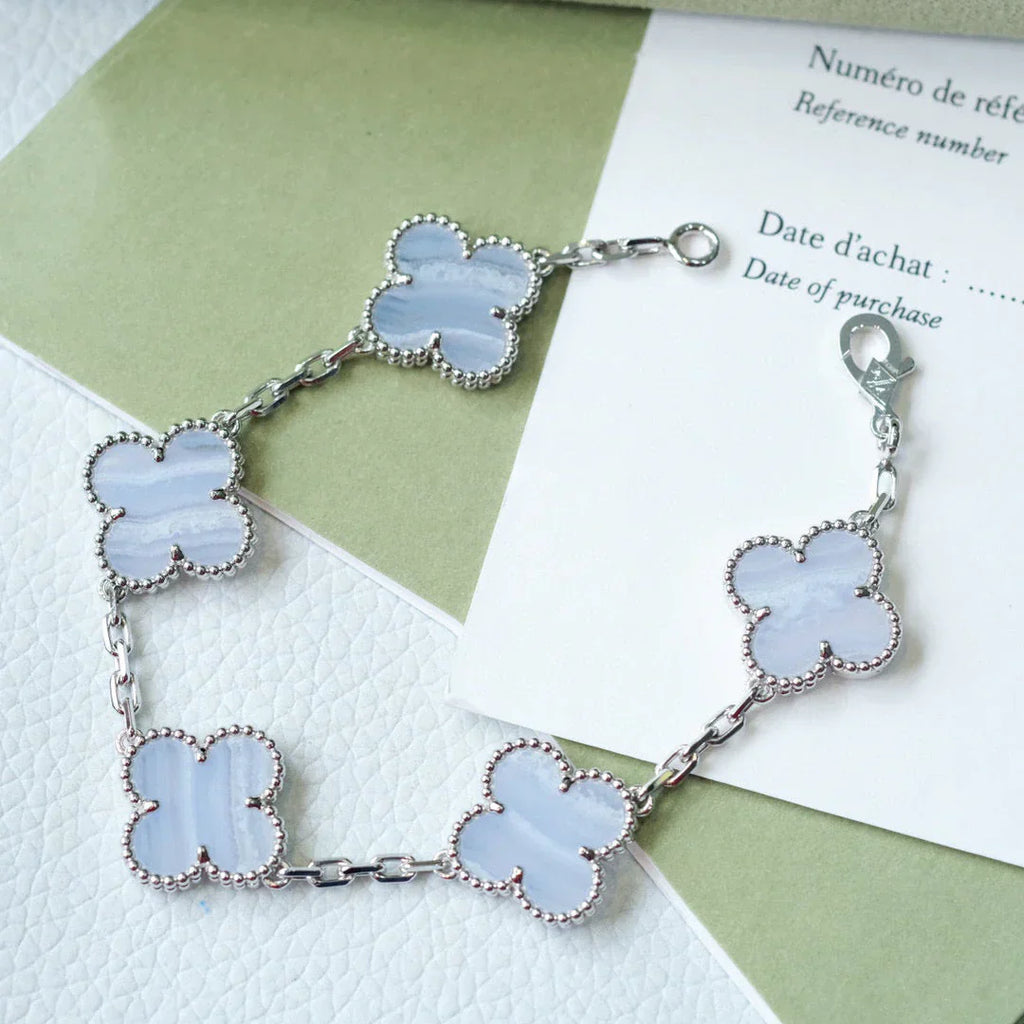 [Lumi] Neue Armbandkollektion „Clover 5 Motif“ aus lila Chalkedonier