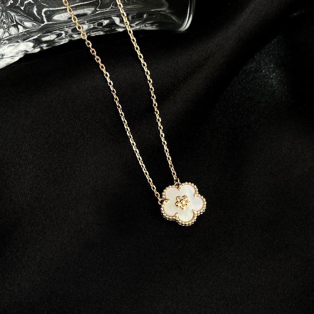 ¡®Lumi¡¯LUCKY  WHITE MOP  PLUM BLOSSOM NECKLACE