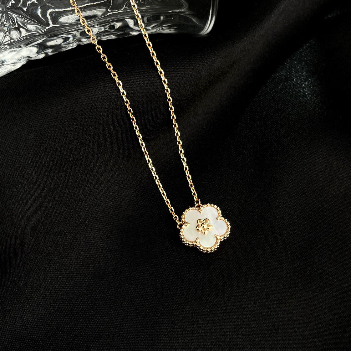 ¡®Lumi¡¯LUCKY  WHITE MOP  PLUM BLOSSOM NECKLACE