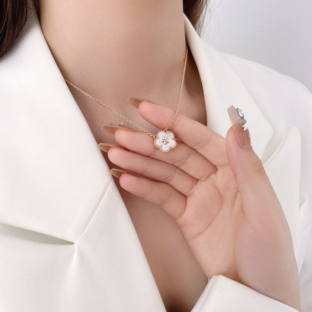 ¡®Lumi¡¯LUCKY  WHITE MOP  PLUM BLOSSOM NECKLACE