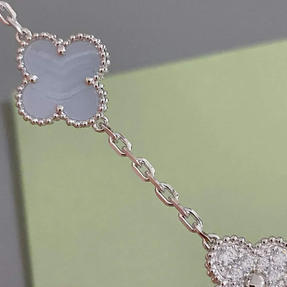 [Lumi] Neue Armbandkollektion „Clover 5 Motif“ aus lila Chalkedonier