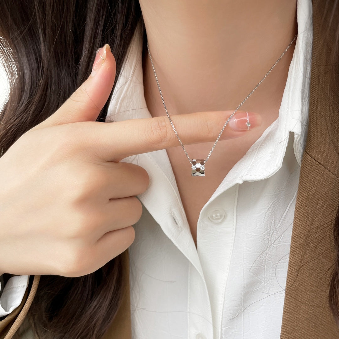 ¡®Lumi¡¯BEE MINI PEDANT DIAMOND NECKLACE