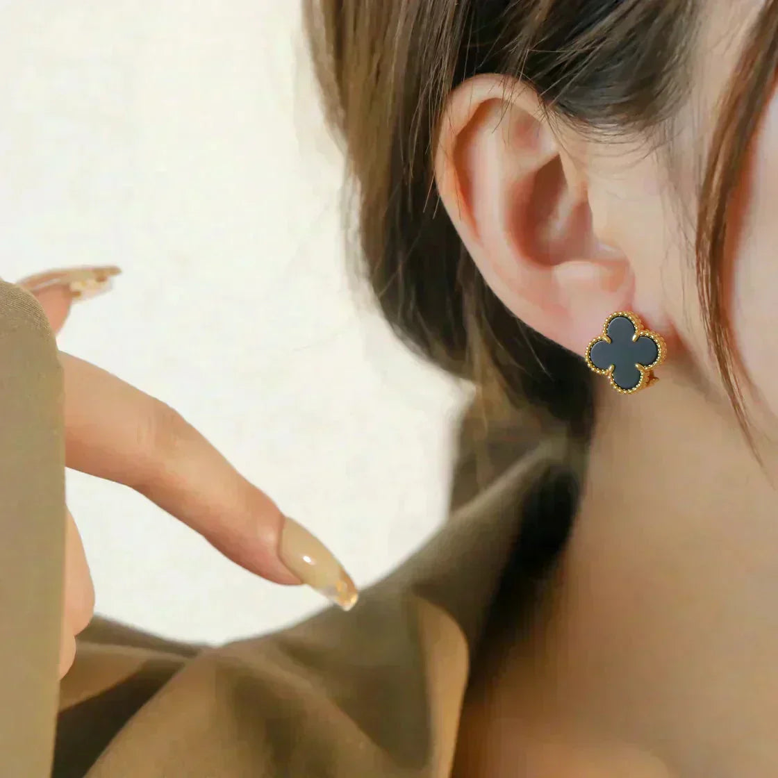 Lumi® CLOVER MEDIUM 1 MOTIFS ONYX STUD EARRINGS