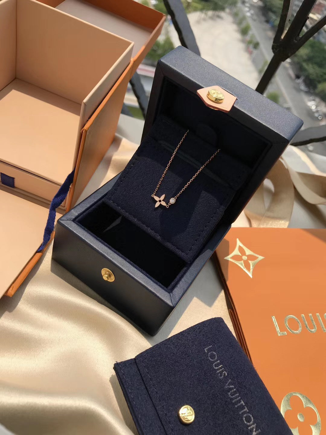 ¡®Lumi¡¯BLOSSOM PENDANT PINK GOLD AND DIAMOND