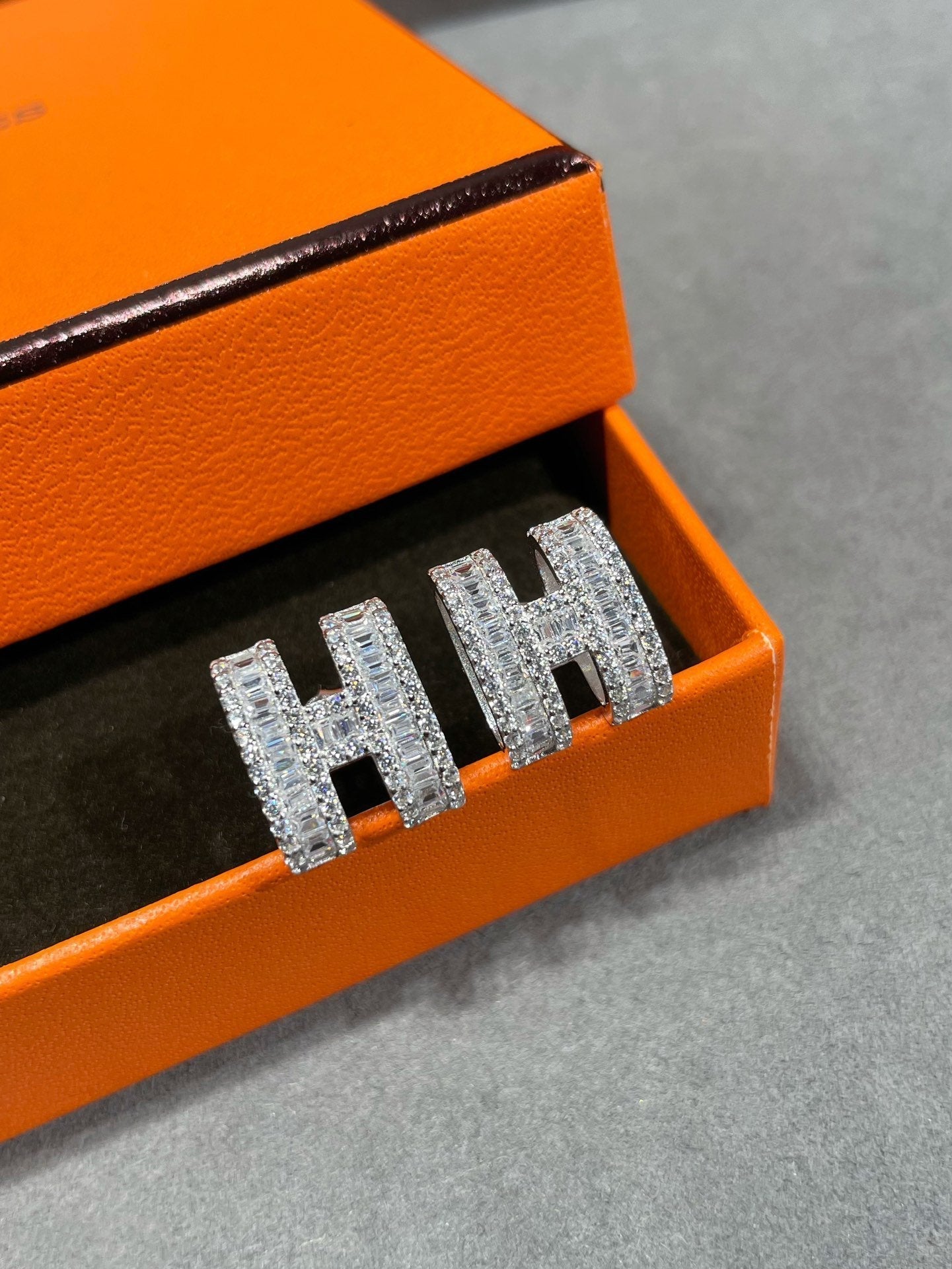 ¡®Lumi¡¯H STUD EARRINGS WITH SILVER DIAMONDS