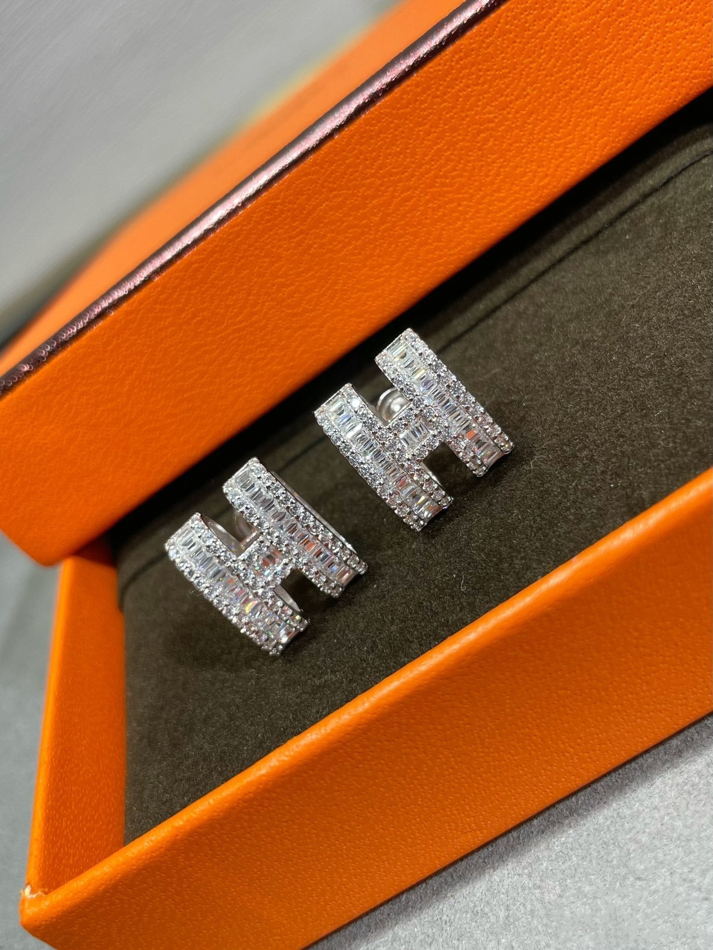 ¡®Lumi¡¯H STUD EARRINGS WITH SILVER DIAMONDS
