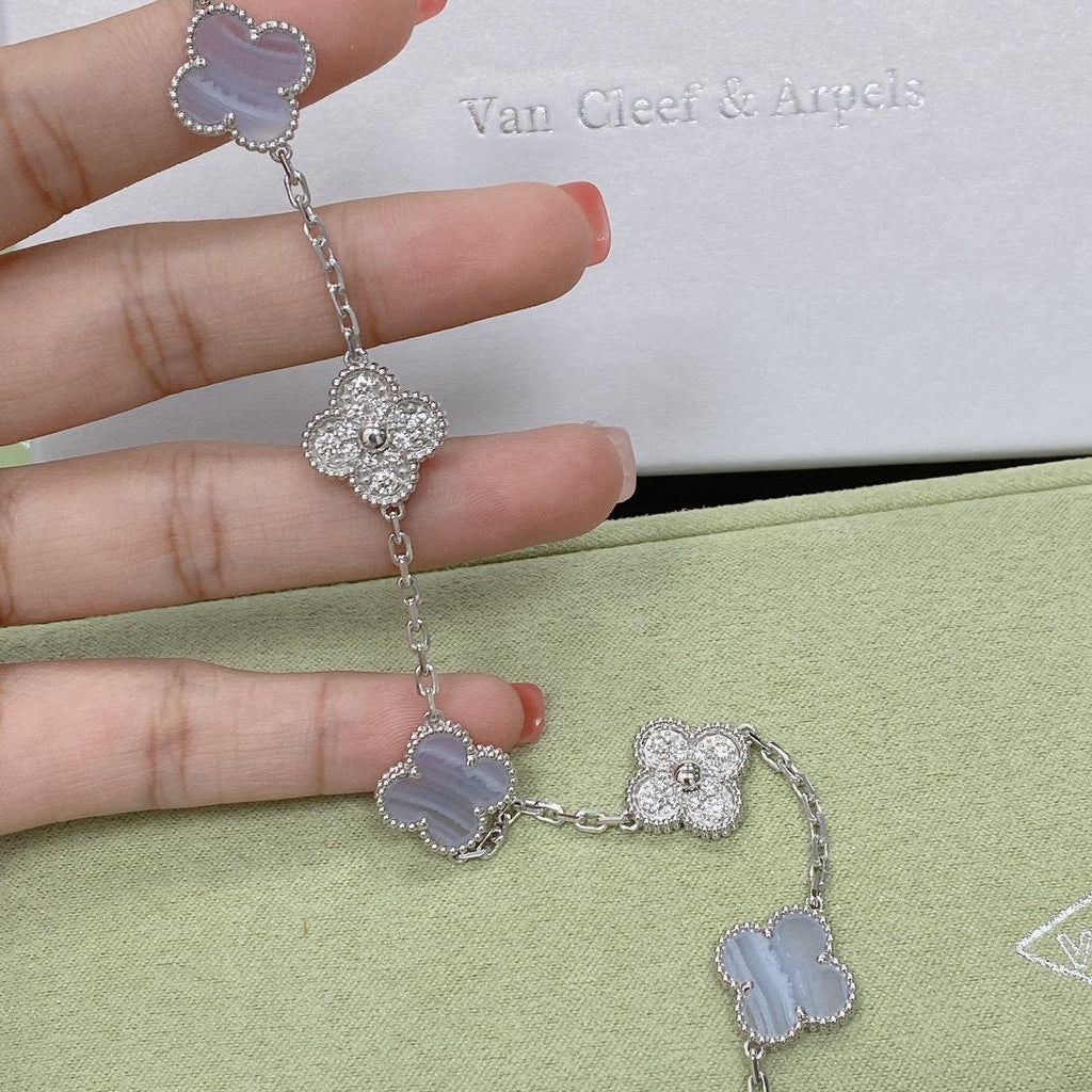 [Lumi] Neue Armbandkollektion „Clover 5 Motif“ aus lila Chalkedonier