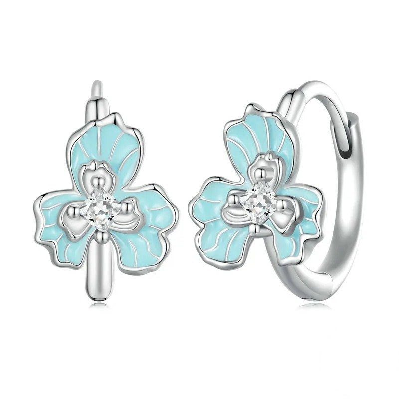 Ohrclips mit blauer Emaille-Iris-Blume