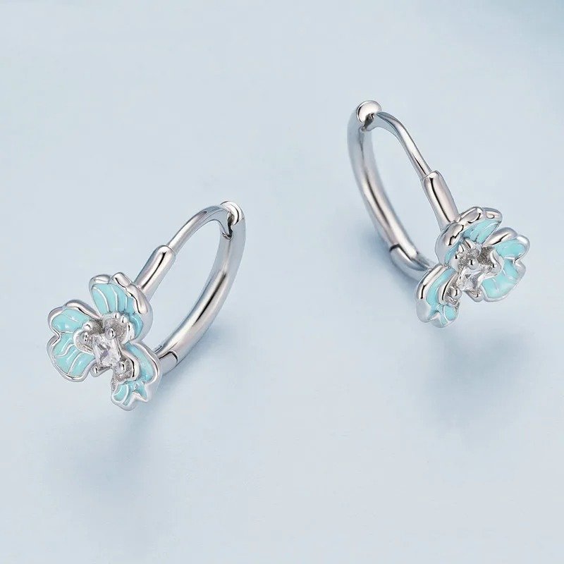 Ohrclips mit blauer Emaille-Iris-Blume