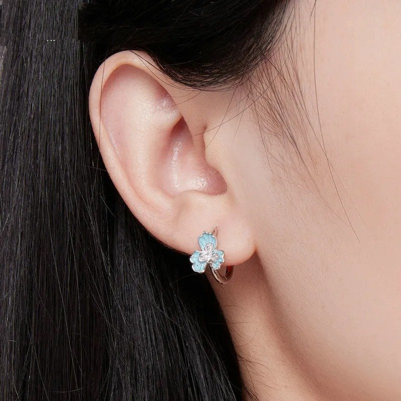 Ohrclips mit blauer Emaille-Iris-Blume
