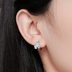 Ohrclips mit blauer Emaille-Iris-Blume