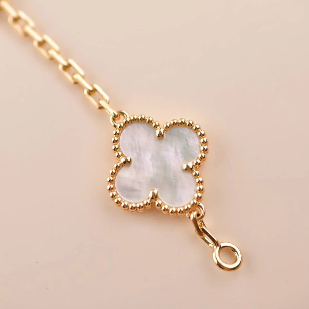[Lumi jewelry]CLOVER WHITE PEARL MOP 5 MOTIF BRACELET COLLECTION