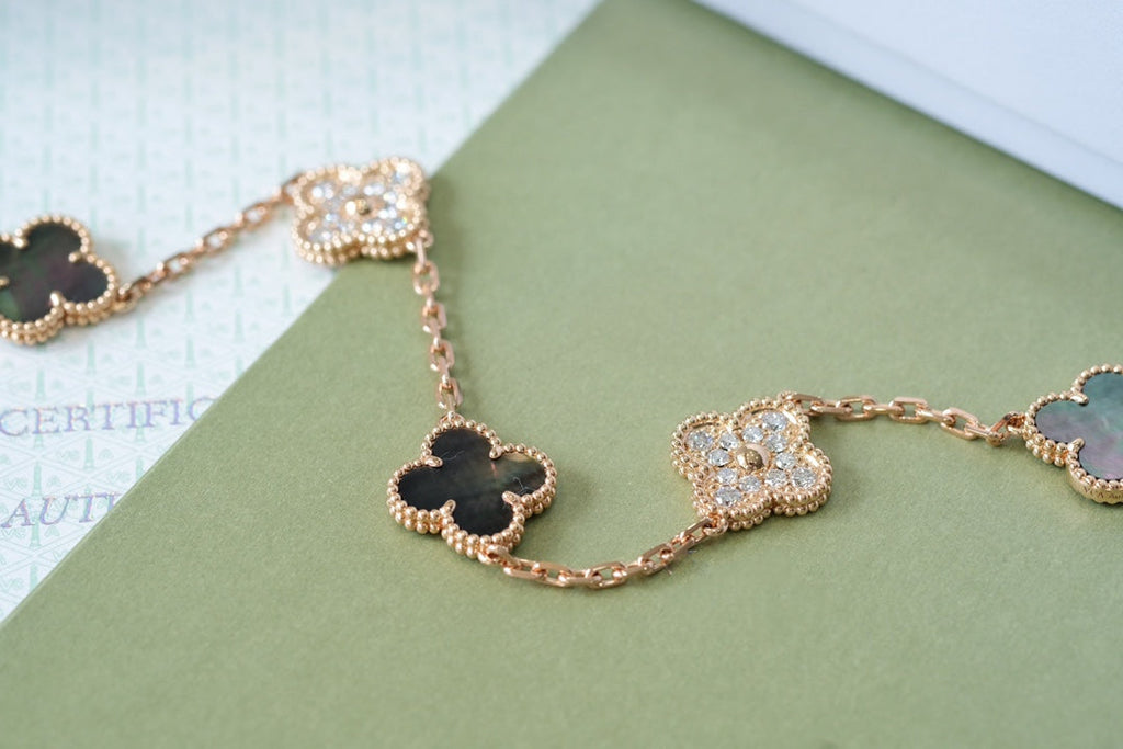 [Lumi jewelry] CLOVER 5 MOTIF GRAY MOP BRACELET COLLECTION