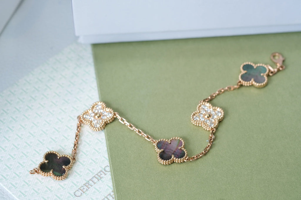 [Lumi jewelry] CLOVER 5 MOTIF GRAY MOP BRACELET COLLECTION