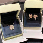 Lumi® FRIVOLE Ohrringe mit rosafarbenen Goldblumen und Diamanten