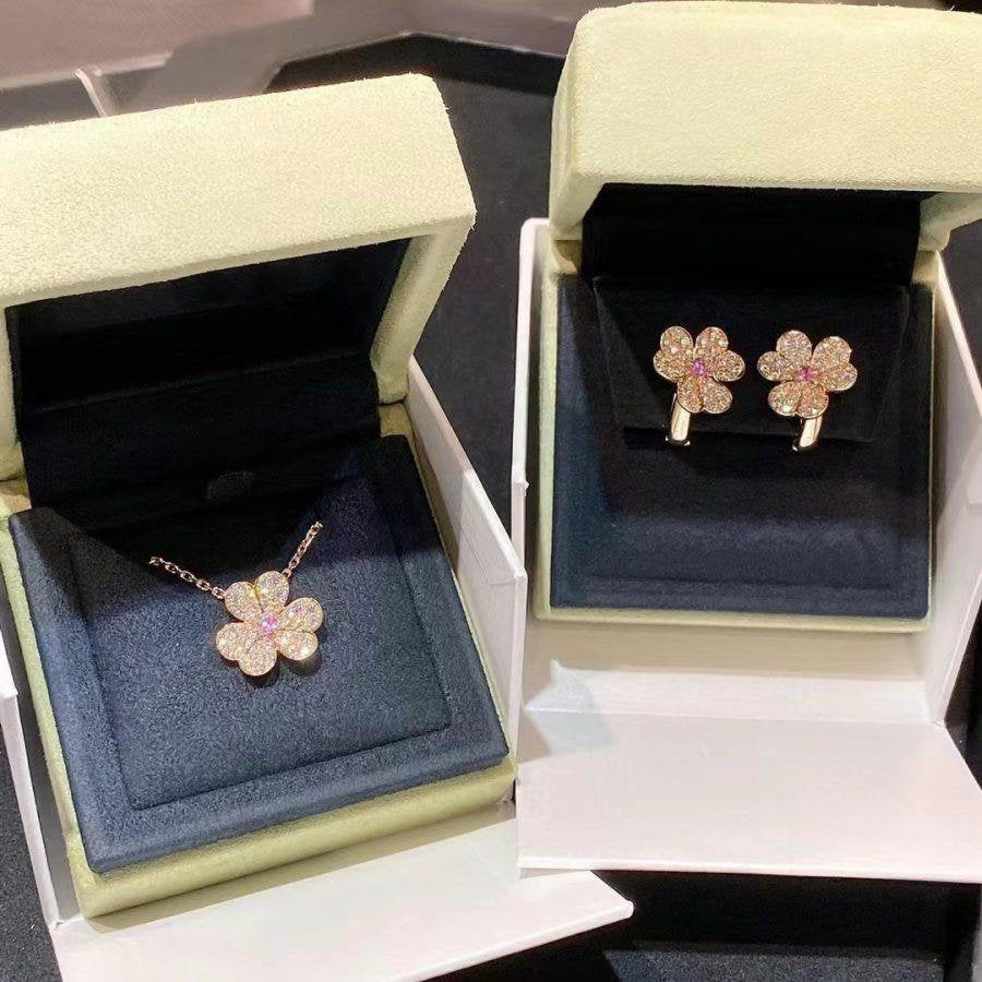 Lumi® FRIVOLE Ohrringe mit rosafarbenen Goldblumen und Diamanten