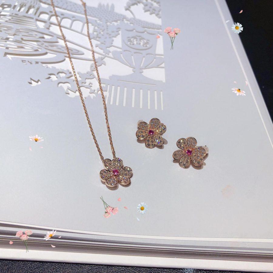 Lumi® FRIVOLE Ohrringe mit rosafarbenen Goldblumen und Diamanten