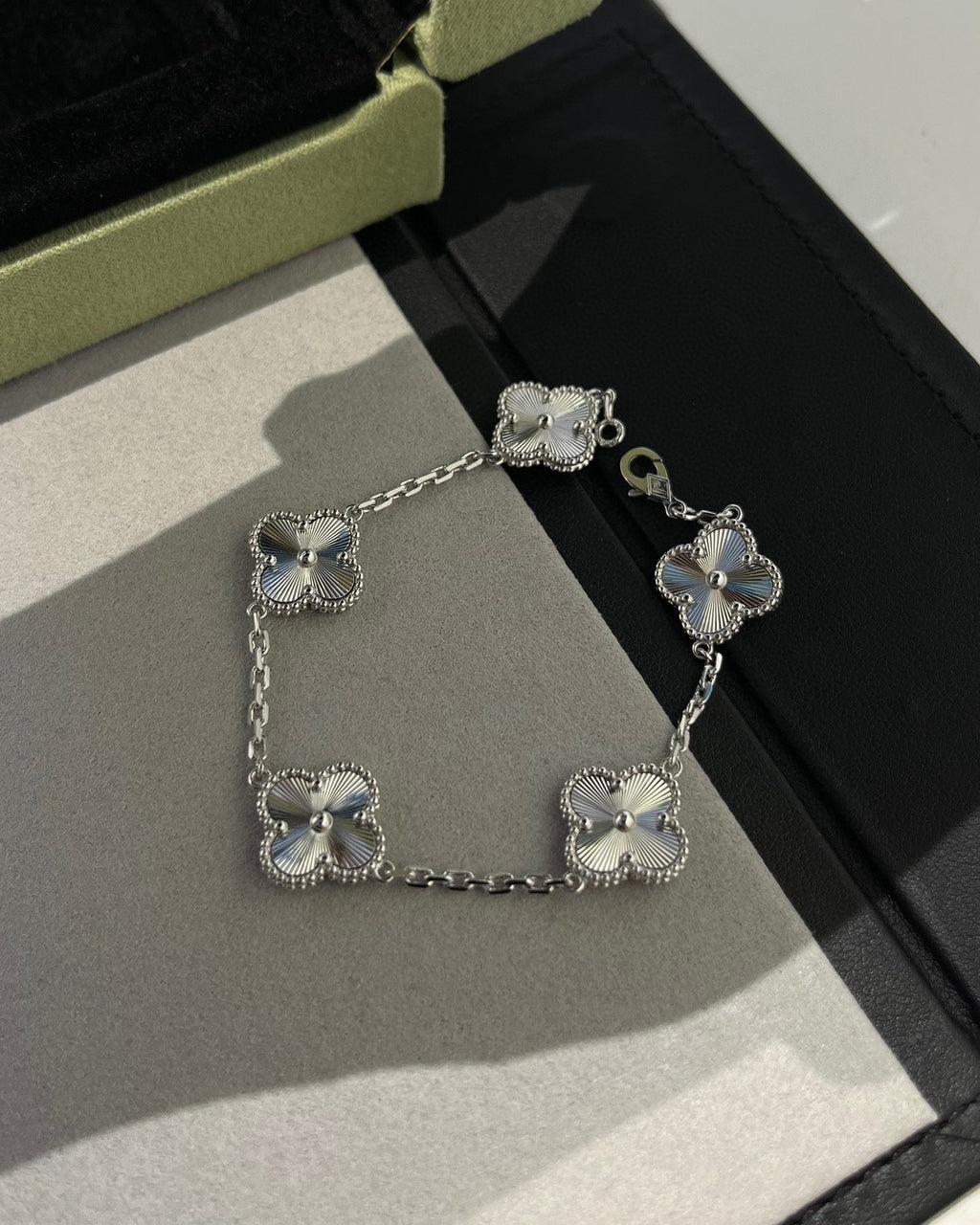 [Lumi jewelry] CLOVER 5 MOTIF LASER BRACELET COLLECTION